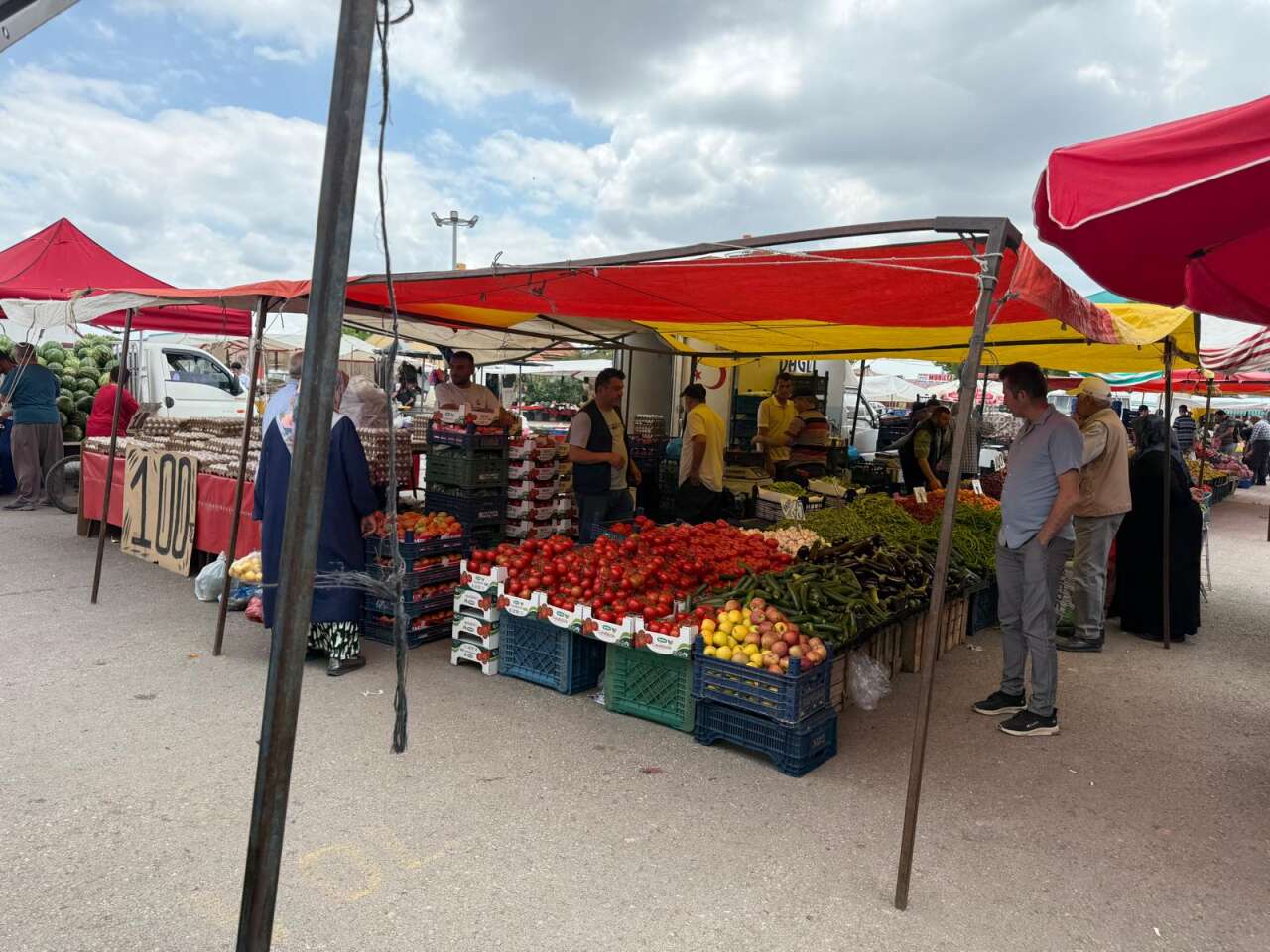 Konya’da pazar bereketi başladı! Tezgahlar renklendi, fiyatlar değişti 26